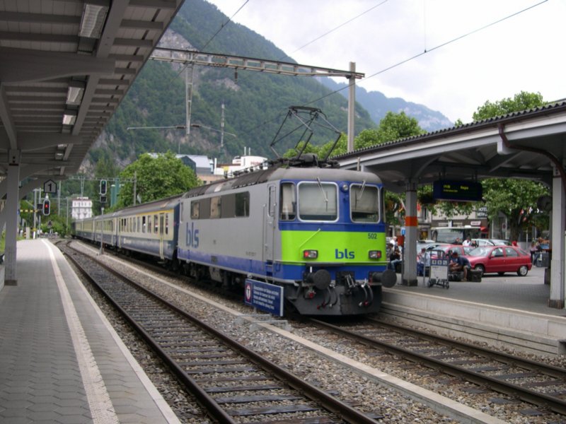 Frische BLS-Farben trgt am 10.07.2005 eine ehemalige SBB- Re 4/4 und bei der BLS als 420 502-7 bezeichnete Lok. Sie schiebt hier RE 3120 Zweisimmen - Interlaken Ost aus dem Bahnhof Interlaken West.
