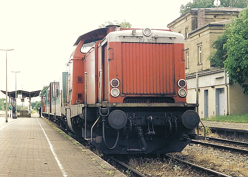 Front der 212 301-6. Hier am 04.07.2001 mit RB 20830 nach Bad Kissingen im Bahnhof Ebenhausen(Unterfranken).