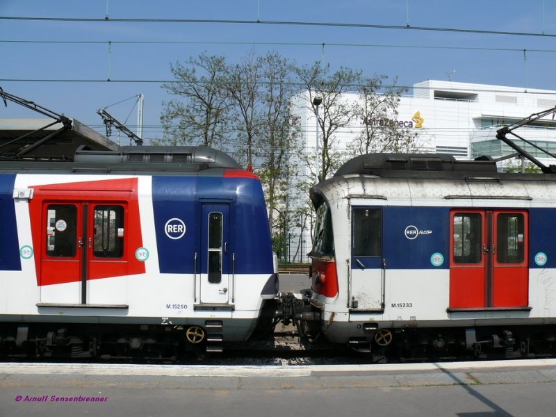 Front an Front zusammengekuppelt stehen hier die beiden Triebzge M.15250 (modernisiert mit neuer Front)  und M.15233 (unmodernisiert mit alter Front).
Die RATP (Pariser Verkehrsbetriebe) haben die Reihe M.15000 von 1967-1980 in Dienst gestellt.
Von 2006-2009 wurde ein Teil der Reihe modernisiert.
Rueil-Malmaison
22.04.09