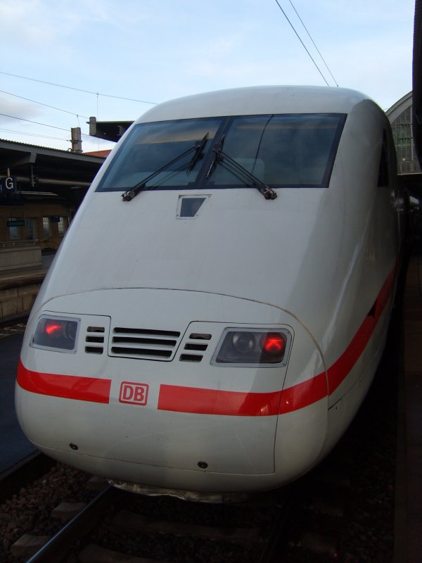 Front Ansicht des ICE1 nach HH-Altona. Und sieht auch noch richtig geleckt aus. 5.12.08