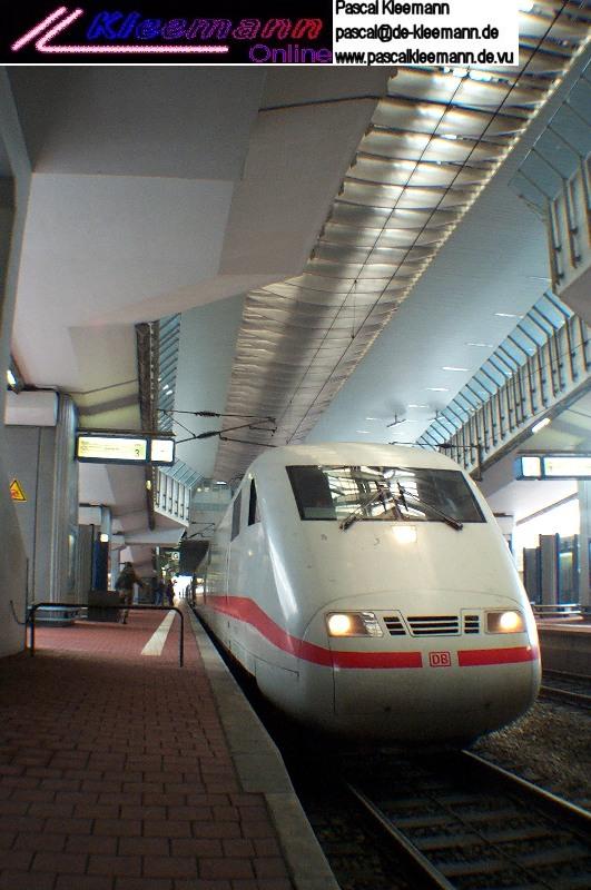  Frontal-Ansicht  eines ICE 1-Triebkopfes. 
ICE 76 aus Zrich zur Weiterfahrt nach Hamburg Altona, 08. 02. 2003