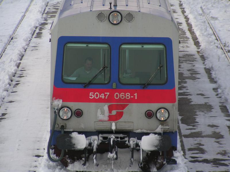 Frontalansicht 5047 068-1 kurz vor der Bahnstegdurchfahrt 
Bhf. RIED i.I. (27.Nov 2005)