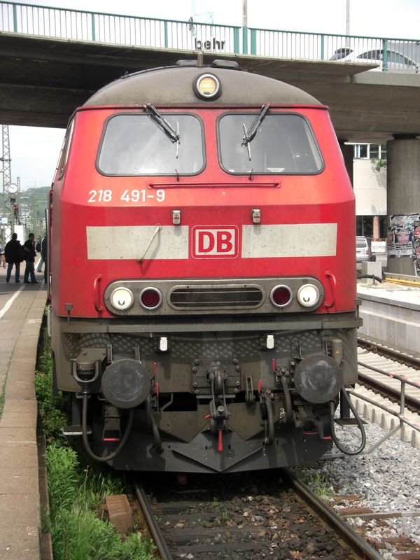 Frontalaufnahme der 218 491-9 in Wendlingen/Neckar kurz vor der Ausfahrt mit RB13963 nach Oberlenningen ber Kirchheim/Teck.