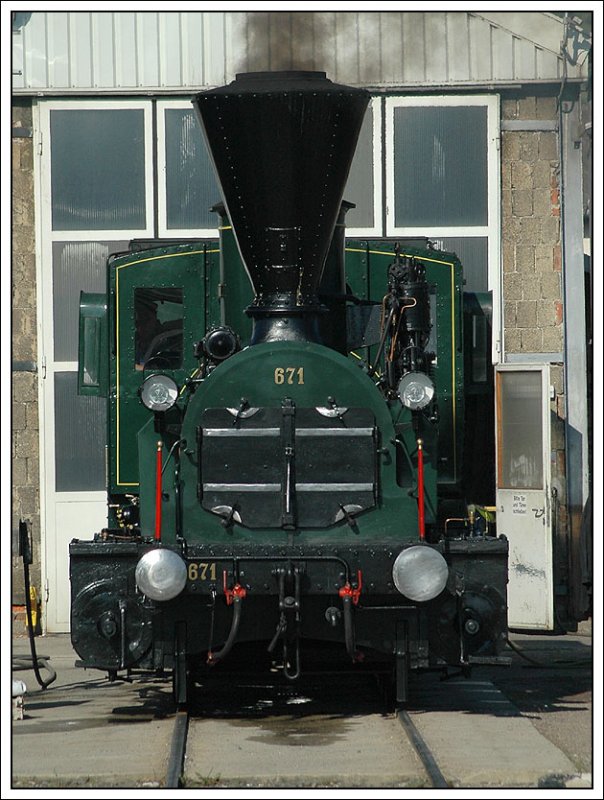 Frontalportrait der GKB Lok 671 (Sdbahnreihe 29, BJ 1860 Sdbahn 671, BB 49.03, seit 1925 GKB 671), aufgenommen am Tag der Dampflokparade in der Traktion am Graz-Kflacher Bahnhofes (19.5.07)