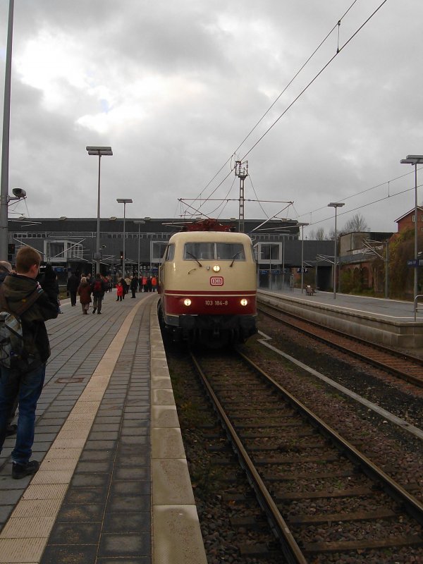 Frontansicht der 103 184-8, die zuvor den TEE 91304 aus Bonn Hbf nach Lbeck Hbf gezogen hat und gleich mit dem Leerzug in die Abstellgruppe verschwinden wird. Lbeck Hbf 20.12.08, Gl. 7.