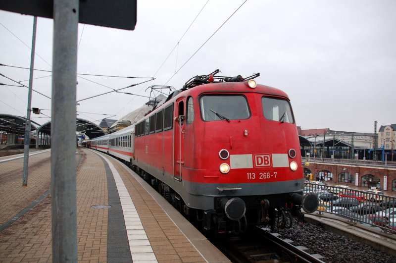 Frontansicht der 113 268 am 22.02.08 in Halle(S) Hbf.