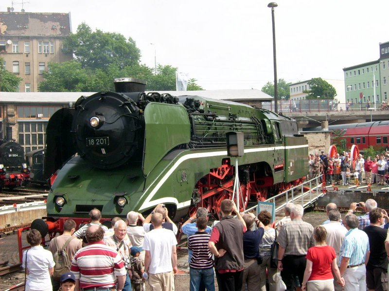 Frontansicht von 18 201 auf der Drehscheibe des DB-Museum Halle/Saale. 