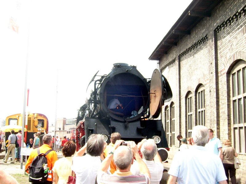 Frontansicht von 41 1185 mit geffneter Rauchkammer. Im Detail ist sogar das Feuer in der Feuerbchse zu erkennen. Fotografiert am 06.07.08 in Halle/Saale.