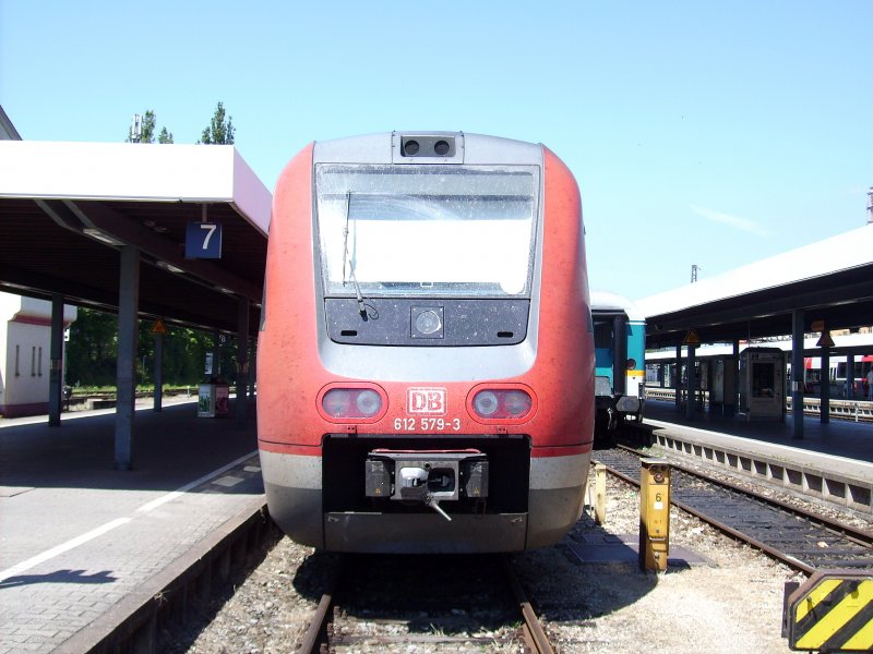 Frontansicht von 612 579-3 in Lindau Hbf am 29.03.08 (Bild wurde auf dem Bahnbergang zwischen den Bahnsteigen gemacht! Das Betreten der Gleise ist strengstens verboten!)