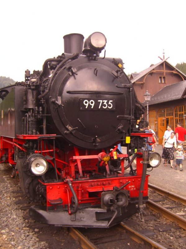 Frontansicht der 99 735 im Bahnhof Oybin.