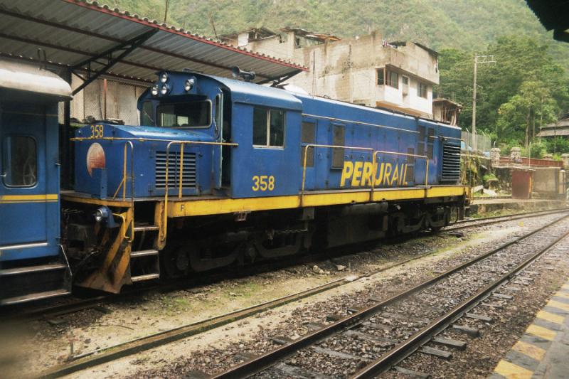 Frontansicht der ALCo Lokomotive 358 vor dem Backpacker Zug im Bf Aguas Calientes zu Fen von Machu Picchu am 09.02.2006.