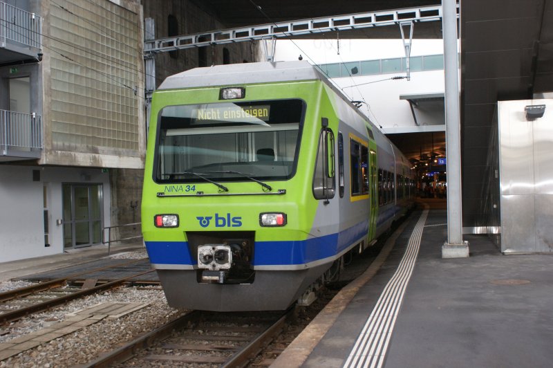 Frontansicht des BLS RABe 525 034 Nina im Bahnhof Bern am 09.02.2009. Hat mich gerade aus Ins nach Bern gebracht.