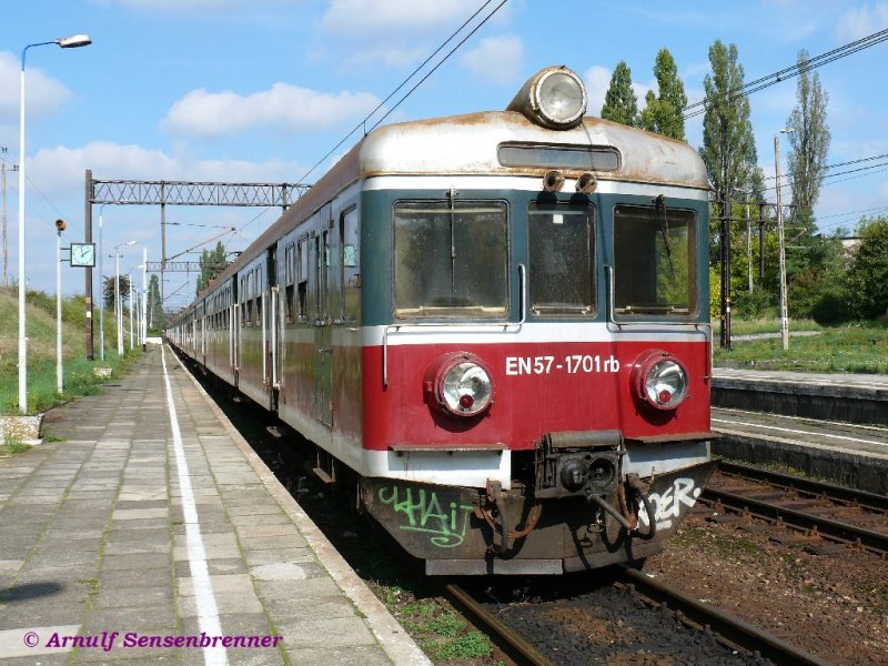 Frontansicht des PKP EN57-1701  (dahinter EN57-1539 +EN57-977)
27.09.2008  Kostrzyn