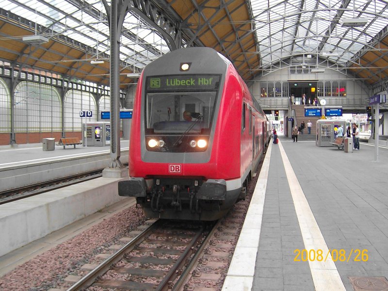 Frontansicht des RE 21579 von Lbeck Hbf nach Hamburg Hbf am 26.08.08 in Lbeck Hbf auf Gleis 7. Da der Zug gerade aus Hamburg gekommen ist, hat der Tf die Zugzielanzeige noch nicht umgestellt.