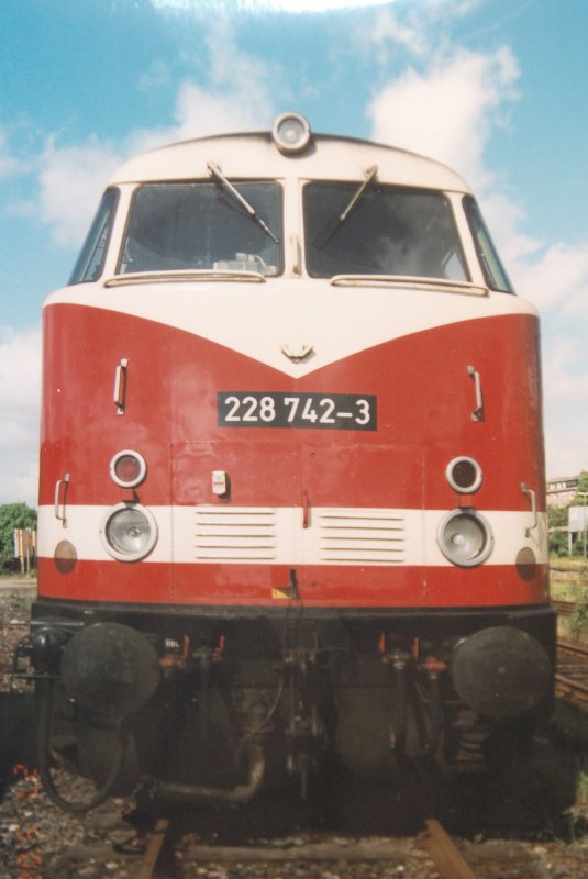 Frontansicht der Diesellok 228 742-3 (ex DR Baureihe 118) im Remscheider Hauptbahnhof am 27.05.2002.