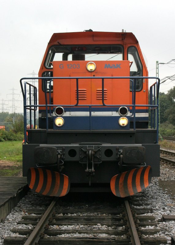 Frontansicht von Lok 4 Seehafen Kiel ( UIC-Nr.: 90 80 0273 019-6 D-SK ). Die Lok ist seit dem 01.09.2008 an die Wanne-Herner Eisenbahn untervermietet. Wanne-Eickel  23.09.2008
