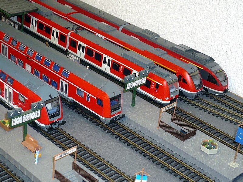 Frontansichten von Triebzgen und Steuerwagen der DB AG: Gleis 5 Steuerwagen 3.Gattung Hobby Trade, 6 Steuerwagen Umbau Piko, 7 BR 423 ROCO, 8 Steuerwagen MODUS Fleischmann, 9 BR 644 Brawa, aufgenommen am 16.11.2008