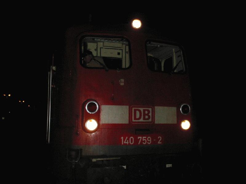 Frontaufnahme von 140759
was lustig ist,so eben m�chte der Tf die Lok verlassen ;-)