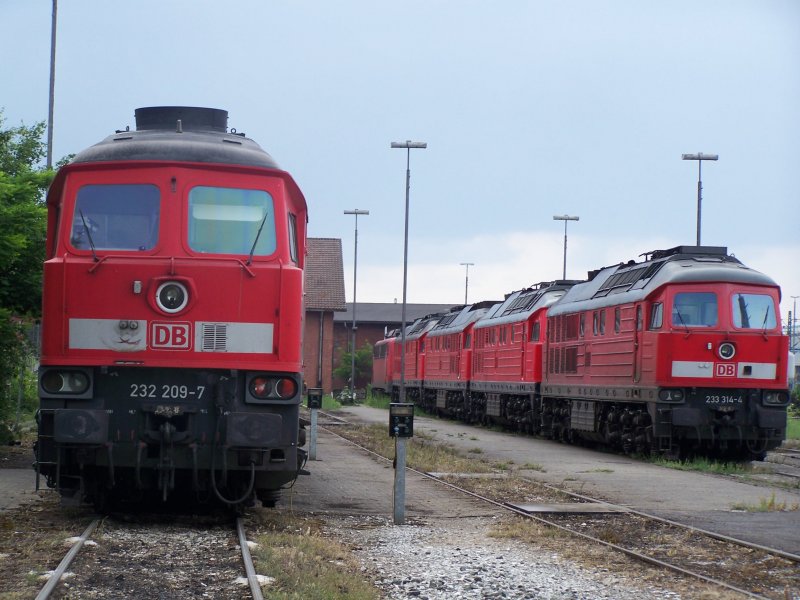 Frontaufnahme der Br.232 209-7. Rechts waren die Dieselloks der Br.232 und 233 abgestellt, aufgenommen im Gterbereich in der nhe des BW´s von Nrnberg.