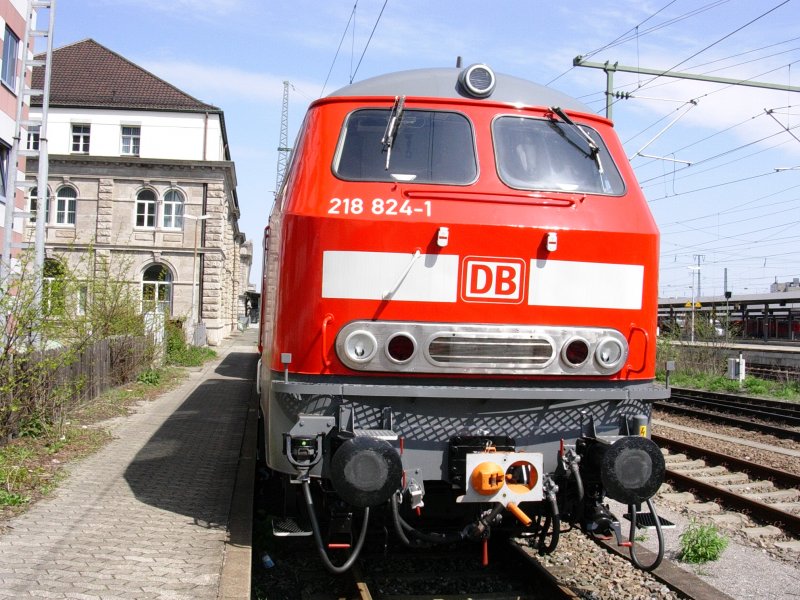 Frontaufnahme einer der zwei 218er von  Andreas H  aufgenommen. 218-824-1 stand in Nrnberg mit 218 837-3 am 30.04.08 abgestellt. Interessant die Kupplung! War an beiden Maschinen, vielleicht weis einer fr welchen Einsatz die gebraucht werden.