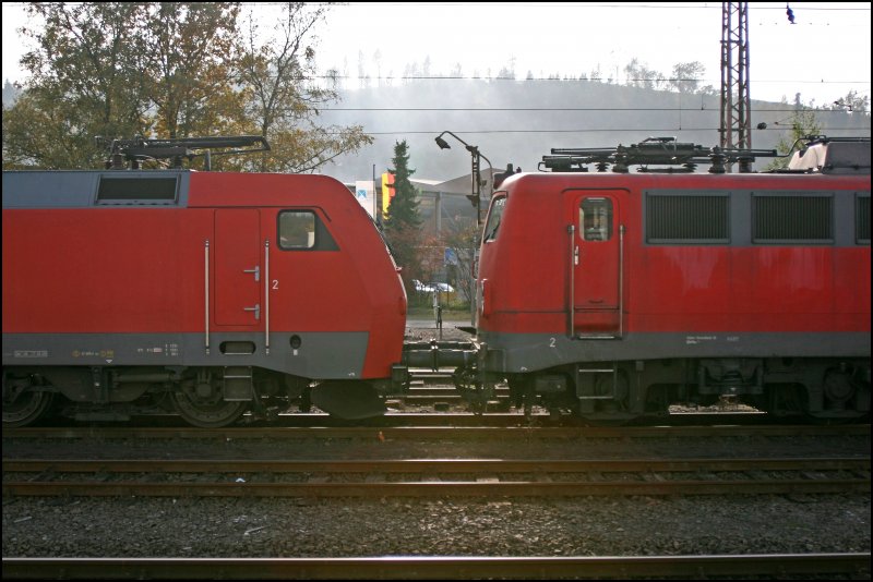Frontenvergleich zwischen der 152 067 und der 140 601. An der 140er steht als Eigentmer Railion Deutschland AG Berlin. (04.10.07)
