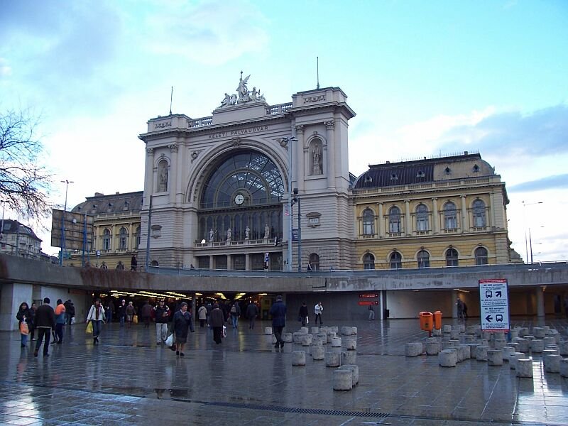 Frontseite vom Kopfbahnhof Budapest-Keleti (Ostbahnhof), von hier fahren hauptschlich Zge in Richtung Osteuropa und Balkan ab, aufgenommen am 20.01.2007. Alle 3 Fernbahnhfe sind mit der U-Bahn (Metro) verbunden, Keleti und Deli Line 2, Nyugati Line 3.