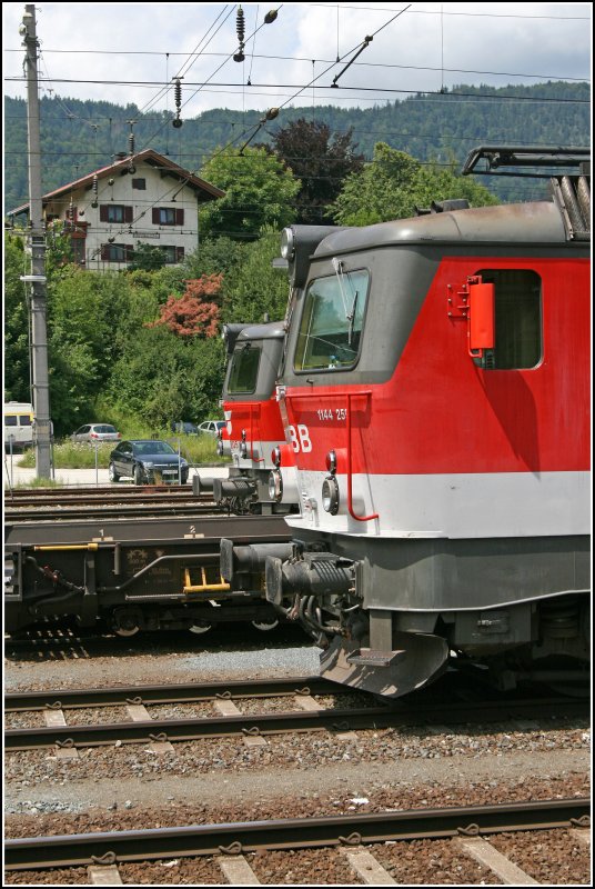 Frontvergleich meiner Lieblingsbaureihe;-)
Die beiden Innsbrucker 1144 205 und 259 im vergleich. Hier am 30.06.07 in Kufstein. Welches Erscheinungsbild schner ist, kann jeder selbst entscheiden.