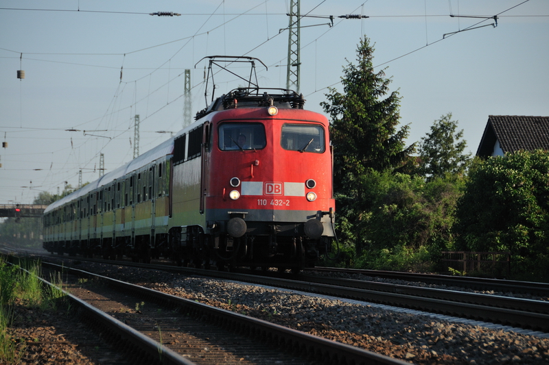 Froschperspektive: 110 432-2 zieht eine Regionalbahn an der Bergstrasse Richtung Darmstadt. (Mai 2009).