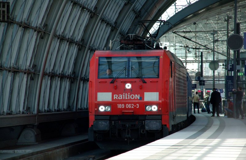 Froschperspektive der 189 062. Sie bespannte am 09.04.09 den D 441 nach Kiew.