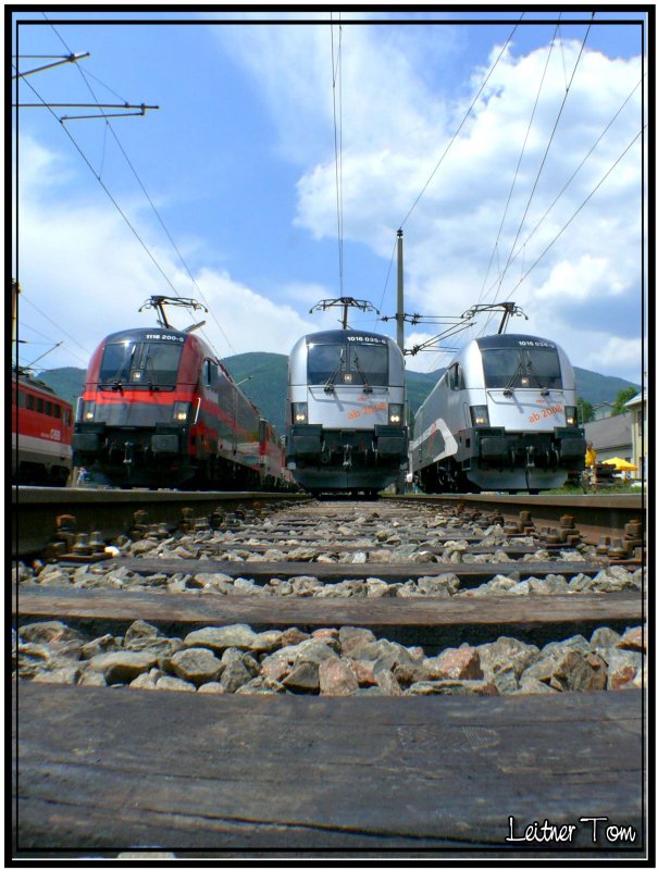 Froschperspektive der  3 Railjet (1116.200,1016.034,1016.035)Mrzzuschlag Dampflokfest 2007. 10.06.2007