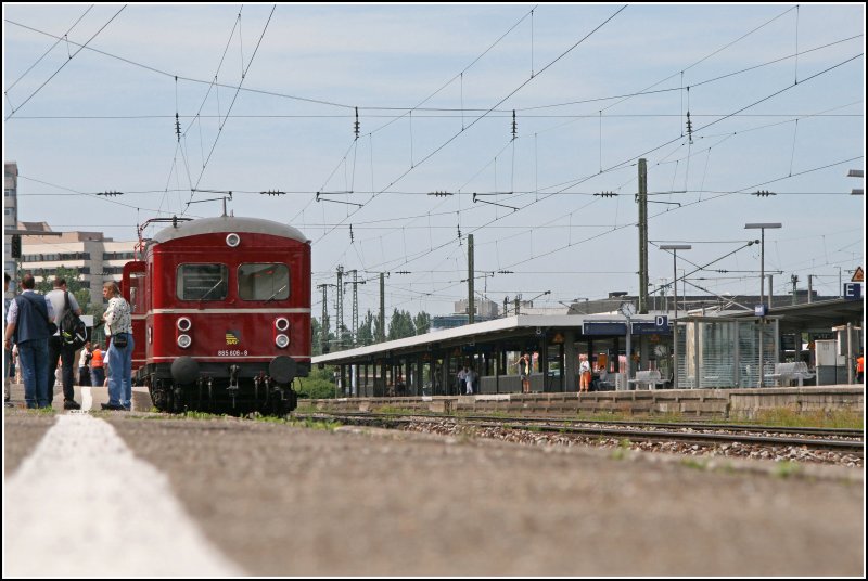 Froschperspektive: 465 006 am Sonnigen 01.07.2007 in Mnchen Ostbahnhof.