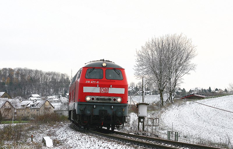 Frostig kalt war es am 22. November 2008, an dem die Karlsruher 218 477 mit dem deutlich verspteten RE 4834 von Heilbronn nach Mannheim durch den winterlichen Kraichgau eilt. Die Aufnahme entstand zwischen Hoffenheim und Zuzenhausen, der nchste Halt des Zuges ist Meckesheim.