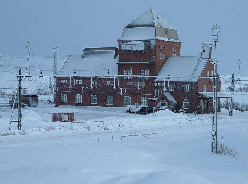 Fr�her kam der Bahnstrom aus diesen Geb�uden, die Wasserkraftwerk und Bahnhof waren, sie sind in bestimmten Abst�nden zwischen Riksgr�nsen und Lulea zu finden, oben an den T�rmen sieht man teilweise noch Isolatoren, Aufnahme Vassijaure 18.03.2006.