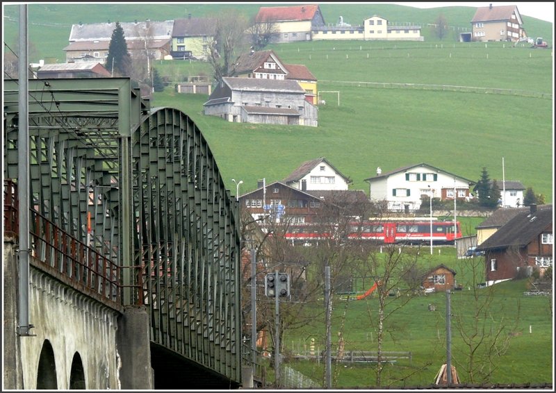 Frher kam die SGA auf direktem Weg den Hang herunter auf die Sitterbrcke bei Appenzell. Dann wurde dieser Zahnstangenabschnitt durch eine weite Schlaufe Richtung Steinegg aufgehoben. (17.04.2008)