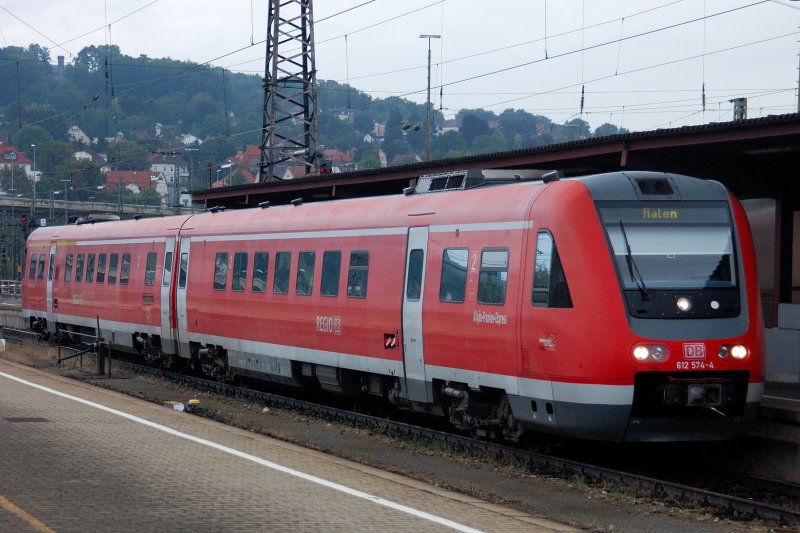 Fr�her, verregneter Morgen in Ulm Hbf. Allg�u-Franken-Express 612 574-4 kurz vor der Weiterfahrt nach Aalen. 12.08.2008 .