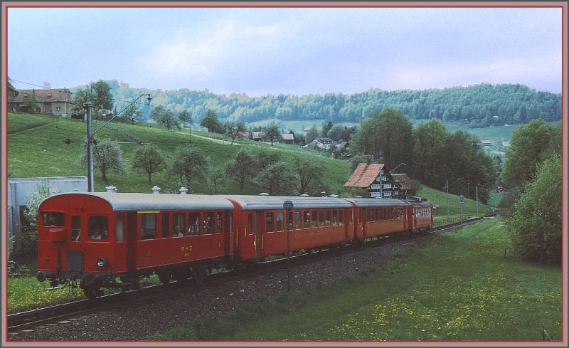 Frher wurden auch schon mal lange Zge nach Heiden gefhrt, das meistens wenn die Schiffe vom deutschen Ufer viele Ausflgler nach Rorschach Hafen brachten. Hier sind der Dienstwagen AB 12, B10 und B11 sowie einer der ABDeh 2/4 unterwegs bei Heiden. Die AB Dienstwagen wurden mit den DZeh 2/4 21 und 22 beschafft und mussten mit den Gepckloks verkehren, da sie beide Wagenklassen und Stirnfenster fr den Begleiter boten. ( Archiv 05/1977)