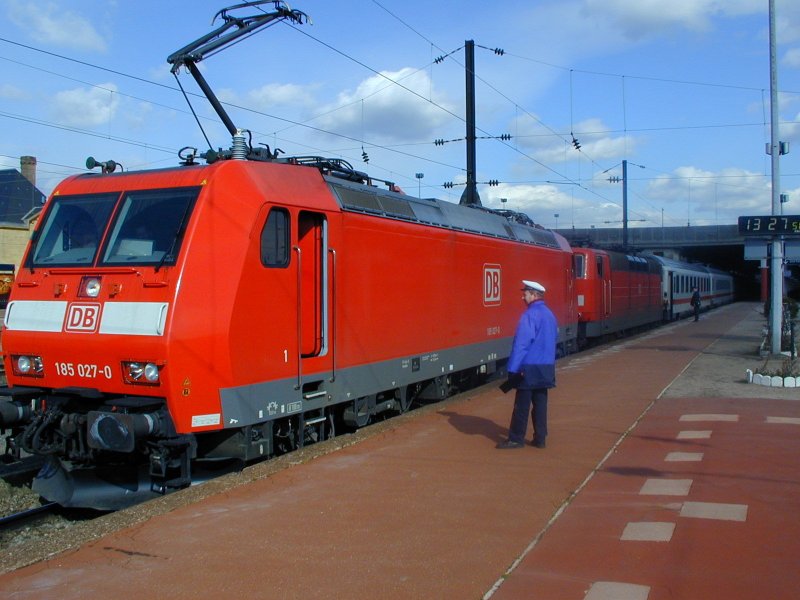 Frühjahr 2004
185 027 mit BR 181 vor EC 57 von Metz nach Frankfurt/M. Diese Zusammenstellung entstand auf Grund der hohen Verspätung des EC aus Paris. Der Planlokführer vom Dépôt Metz musste in Saarbrücken seinen Zug übernehmen. Da kein andere Lokführer von Metz zur Verfügung stand wurde die 181er im Schlepp mitgenommen. Allerdings nur bis Forbach. Hier übernahm ein deutscher Lokführer den Zug und die 185 fuhr wieder einen Güterzug nach Woippy.
