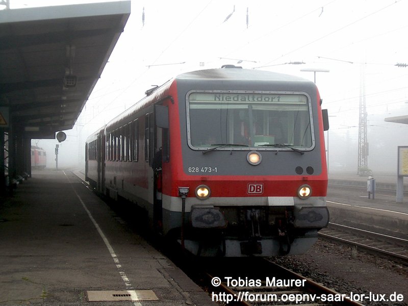 Frhjahr 2007: Der VT 628 473-1 steht abfahrbereit im Bahnhof Dillingen (Saar). Er fhrt als RB nach Niedaltdorf.