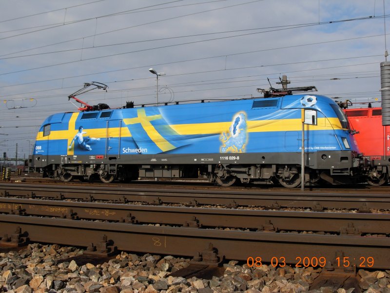 Fr�hjahrsputz bei den �BB. Seit etwa zwei Wochen sind fast alle Lokomotiven des Unternehmens tadellos ges�ubert unterwegs. Umso erfreulicher, wenn man ein Exemplar wie die schwedische EM-Lok in einem derartigen Zustand, noch dazu bei sonnigem Wetter, vor die Linse bekommt (Zentralverschiebebahnhof Wien-Kledering; 8.3.2009).