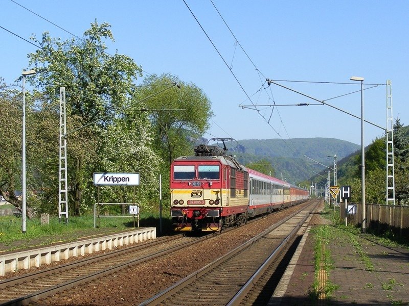 Frhling im Elbtal: 371 005-0 vor EC 172 am 21.4.2009 auf der Fahrt durch Krippen.