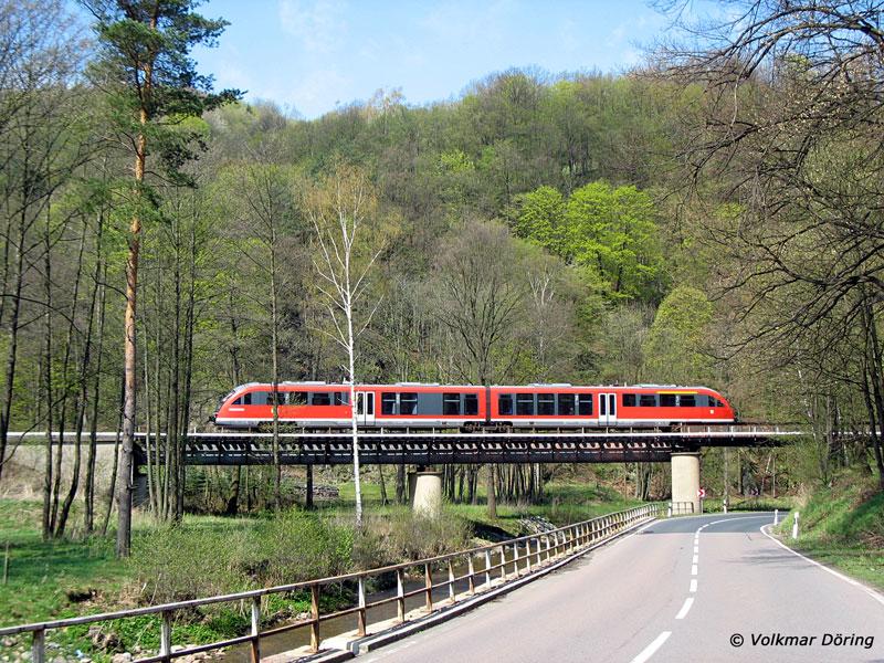 Fr�hling im M�glitztal: Ein Desiro der M�glitztalbahn Altenberg - Heidenau (M�geln) auf der Br�cke zwischen Niederschlottwitz und M�hlbach - 30.04.2006
