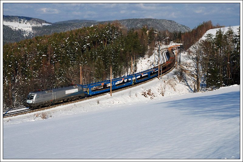 Frhlingsbeginn am Semmering, und das gleich mit 1116 038  Siemens  mit ihrem 46750, aufgenommen bei der Talfahrt der Semmering Nordrampe kurz vor der Durchfahrt durch den Steinbauer Tunnel am 21.3.2009.