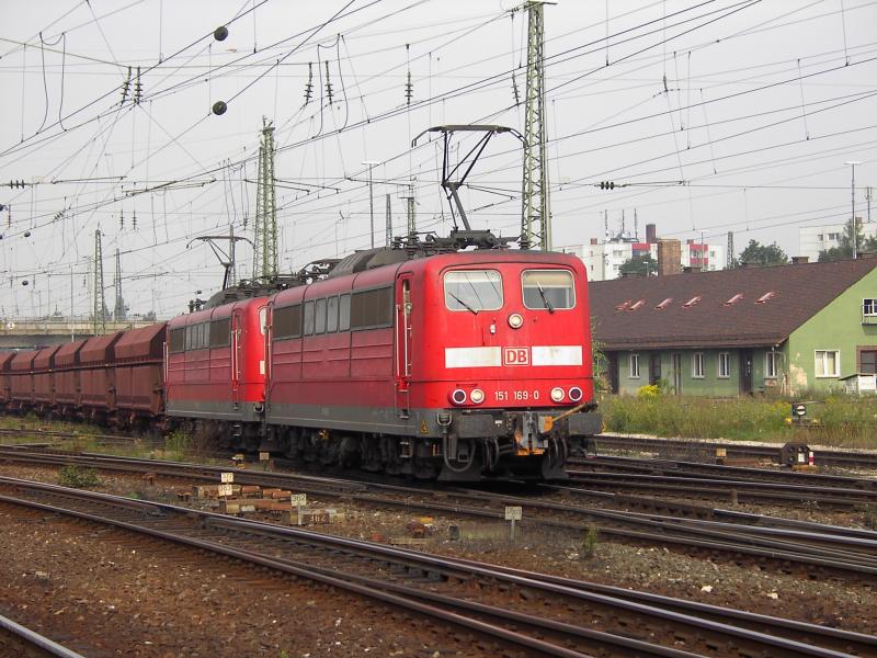 Fr�hlingsstimmung in N�rnberg Rbf. als 151 169-0 und eine unbekannte 151 in den Mittagsstunden mit dem Jumbo sich auf den Weg ins Stahlwerk nach Linz machen. 