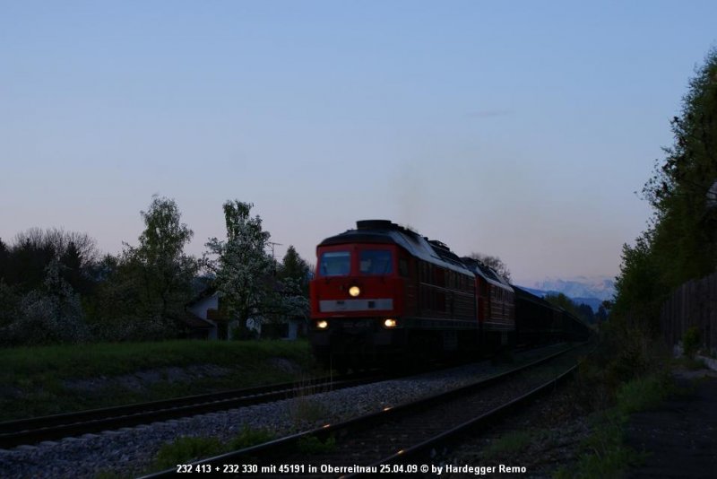 Frhmorgens drhnen 232 413 und 232 330 mit dem Arlberg-Umleiter 45191 durch Oberreitnau das Allgu hoch.
25.04.09