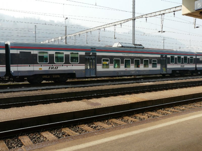 FS / TILO - 2 Kl. Personenwagen nB 50 83 20-39 038-0 im Bahnhof von Chiasso am 23.02.2008