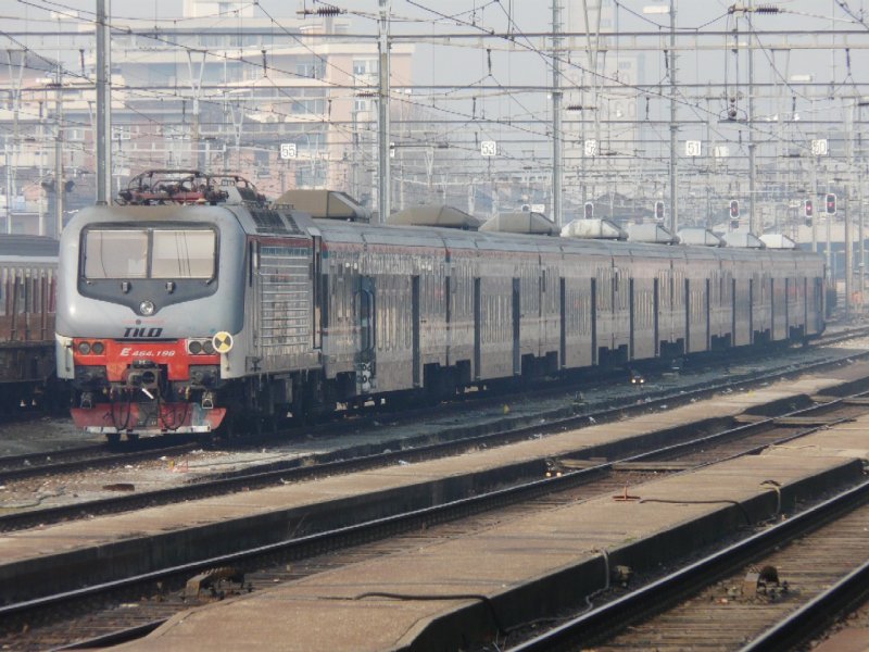 FS / TILO - Pendelzug mit E-Lok 464.198 mit sieben 2 Kl. Personenwagen sowie einem 2 Kl. Steuerwagen abgestellt im Bahnhof von Chiasso am 2302.2008