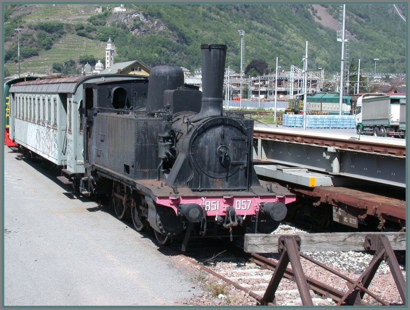 FS 851 057 steht abgestellt im Freiverladegelnde von Tirano. (08.05.2007)