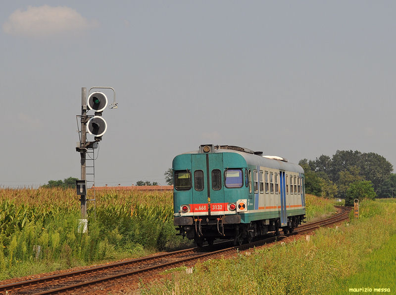 FS ALn668 3132 running as R10364 (Alessandria-Pavia) near Cava Carbonara (PV) on the 12th of August in 2009