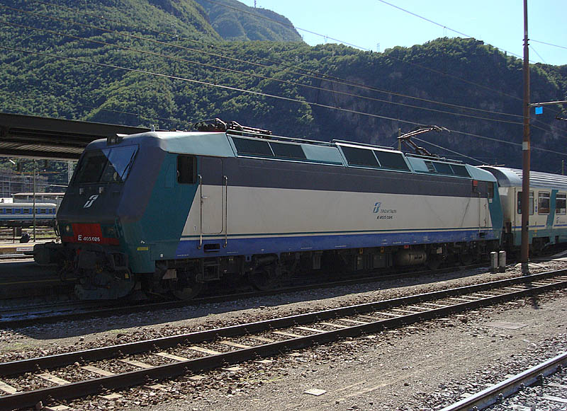 FS E 405 026 mit Brenner-Fernreisezug bei der Abfahrt im Bahnhof Bozen/Bolzano, 06. Sept. 2009, 14:32