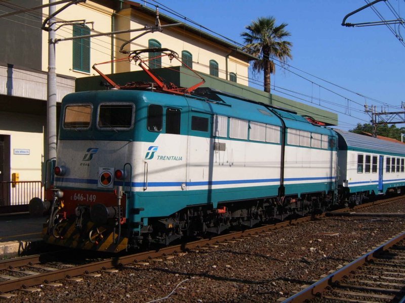 FS E 646 schiebt einen Treno Regionale Richtung Livorno aus dem Bahnhof San Vincenzo im Mai 2005.